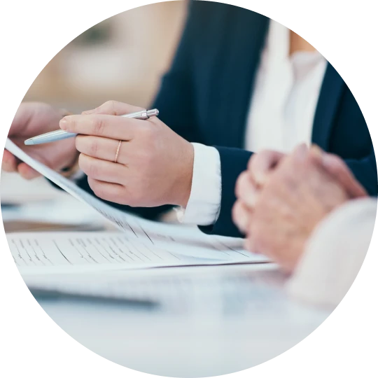 初期分析・戦略設計: KGI/KPI策定、競合・トレンド調査。