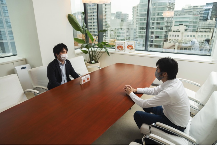 取材の様子（オハヨー乳業 和田氏 × 株式会社エビリー）